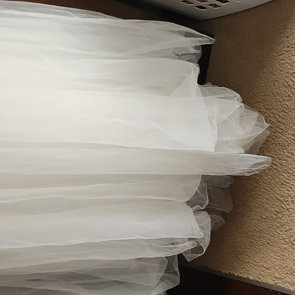 White Lace V-Neck Tulle Dress - Picture 5 of 12